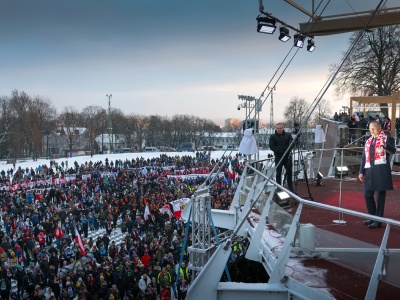 Nawrocki ściska się z „Dragonem” na Jasnej Górze. To symboliczna scena