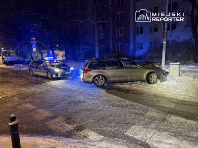 Nocne zdarzenie na Żoliborzu. Auto na latarni, kierujący zniknął