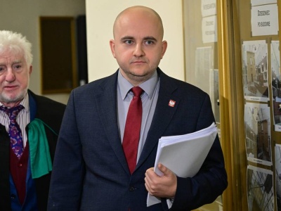 Dariusz Matecki zjawił się w sądzie. W tle jego państwowa posada
