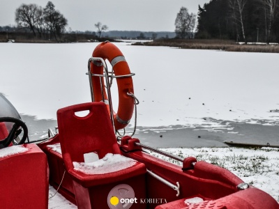Mężczyzna kucał na skraju lodowej tafli 500 m od brzegu. 