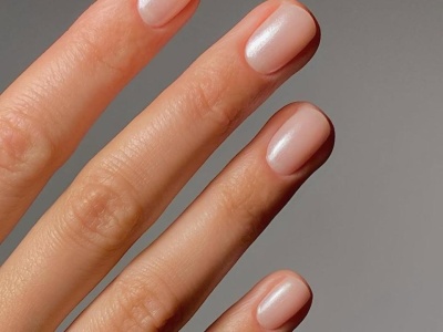 Naturalne, eleganckie paznokcie dalej są w modzie, ale w 2026 dodajemy im blasku. Pomysły na błyszczący „clean girl manicure”