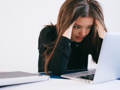 Zwolnienie dyscyplinarne a wypowiedzenie – czym się różnią i jakie mają konsekwencje