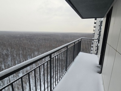Czy trzeba odśnieżać balkon w bloku? Obowiązki właścicieli mieszkań