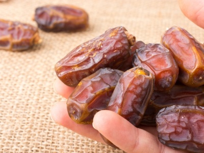 Seniorzy powinni je mieć zawsze pod ręką. Ta słodka przekąska sprzyja sercu