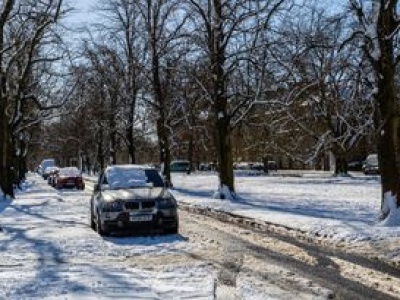 Opony zimowe czy całoroczne – które wybrać do elektryka?