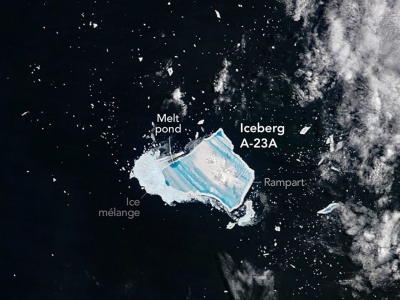 Góra lodowa topnieje w zawrotnym tempie. Naukowcy wskazują na jej odcień