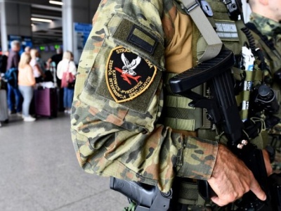 Poszukiwany za oszustwa zatrzymany na lotnisku w Pyrzowicach. Miał do odsiadki ponad rok więzienia