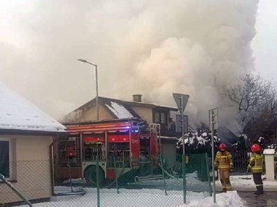 Pożar domów jednorodzinnych w Dęblinie. Przechodzień wyniósł z płonącego budynku 94-latkę