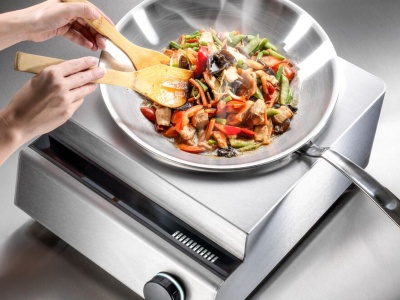 Indukcja w gastronomii profesjonalnej. Na to warto zwrócić uwagę przy wyborze sprzętu