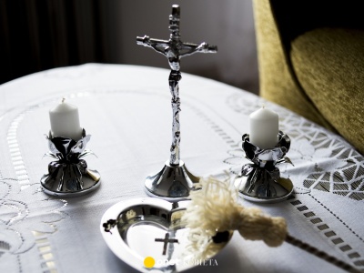 Parafia wprowadziła nową praktykę. Tutaj ksiądz wręcza koperty wiernym