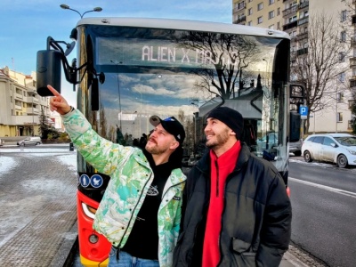 Alien, Majtis i Samu będą… zapowiadać przystanki autobusowe! WIDEO