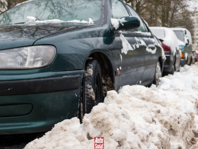 Na ręcznym czy na biegu? No i na którym biegu? Jak zostawiać auto, gdy idzie mróz