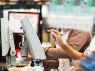 Alarm w sklepie, ochroniarz żąda rewizji. Jakie masz prawa w 2025 roku