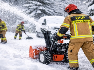 Strażacy OSP ruszają z pomocą. Śnieg odcina posesje, liczy się czas i bezpieczeństwo