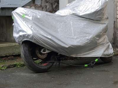 Wybrał zły pokrowiec na motocykl. Zamiast ochrony pojawiła się pleśń i rdza