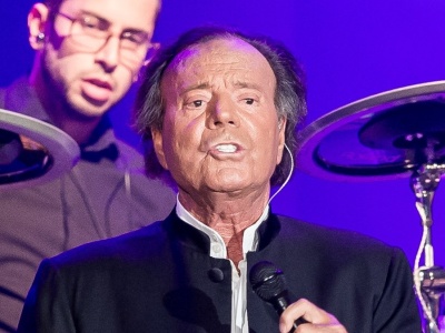 Julio Iglesias w ogniu oskarżeń. Piosenkarz miał napastować pracownice