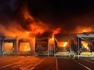 Pożar hali magazynowej w Wielkopolsce. Przyczyną przesyłka z Niemiec