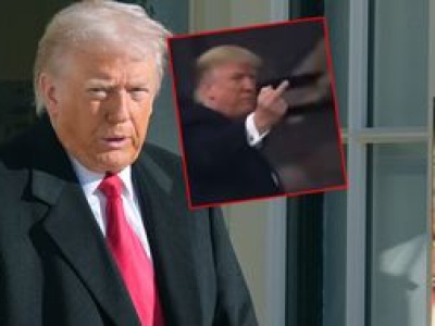 Wulgarny gest Trumpa. Pokazał środkowy palec
