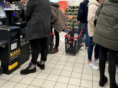 Do soboty w Biedronce. Sklepy aż wydzielają towar. Znany kosmetyk za 1 zł