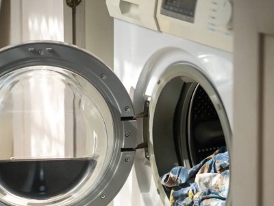 Dlaczego pralka skacze po łazience? Sprawdź, jak temu zaradzić