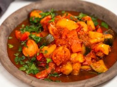 Rozgrzewające leczo z piekarnika. Pomysł na szybki obiad dla całej rodziny