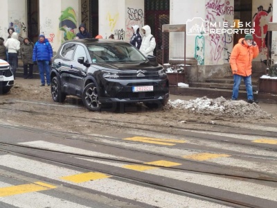 Zaparkował Citroenem w miejscu niedozwolonym i zablokował ruch tramwajowy. Pasażerowie ręcznie próbowali przestawić auto