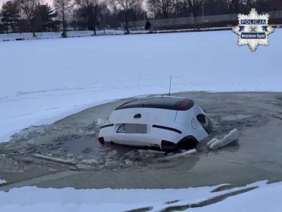 Finał jak z horroru. Lajki ważniejsze niż życie? Auto wjechało na lód i zniknęło pod wodą
