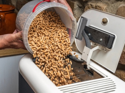 Alergie, duszności, objawy podobne do astmy. Pył z pelletu może być groźny dla zdrowia