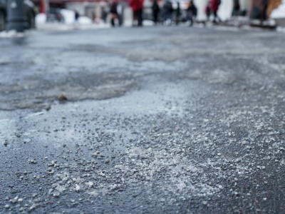 Marznące opady doprowadziły do kilkunastu kolizji. Policja apeluje o ostrożność