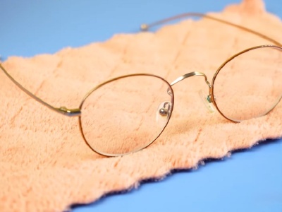 Weź 1 kostkę i przetrzyj okulary. Przestaną parować zimą