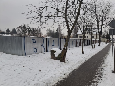 Wandale wymalowali obraźliwy napis w Świeciu. Ma kilkadziesiąt metrów!