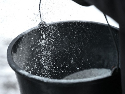 Buraki i solanka lepsze niż sól drogowa? Żadna metoda nie jest obojętna