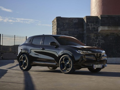 Złote, a skromne. Alfa Romeo Junior Ibrida Intensa w limitowanej do 180 egzemplarzy serii