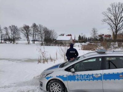 Policja apeluje o ostrożność — nie wchodź na zamarznięte zbiorniki wodne