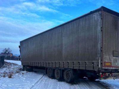 Zawodowy kierowca nie zorientował się w przestrzeni (ZDJĘCIA)