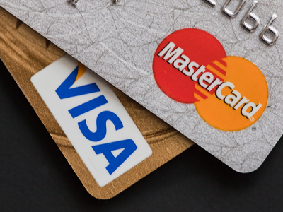 Panika wokół limitu 10 proc. – wyprzedaż akcji Visa i Mastercard, a banki tracą