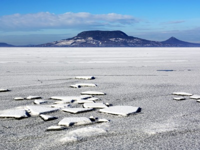 Balaton niemal całkowicie zamarzł. Pierwszy taki przypadek od blisko dekady