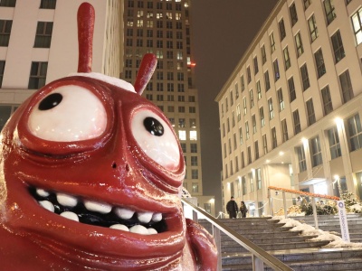 Co stanęło przed Unity Centre? Czerwony stworek zaskakuje przechodniów