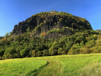 Wyłania się jak z innego świata. Samotny gigant zaskakuje skalną formą