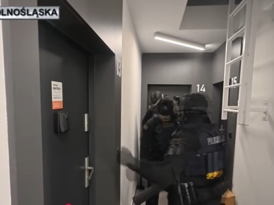 Szokujące metody przestępców. Policja rozbiła gang i uwolniła kobiety