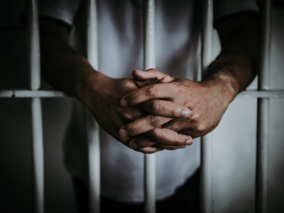 Siedem lat więzienia dla hakera za włamania do systemów portowych