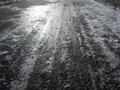 Utrudnienia w komunikacji w Warszawie i na Mazowszu z powodu gołoledzi