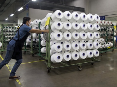 Miał być rozwiązaniem, okazał się problemem: Eksperci o poliestrze z recyklingu