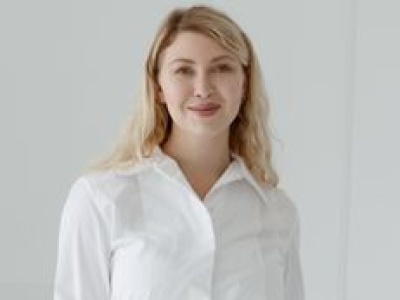 Zarobiła miliony na kursach chemii. 