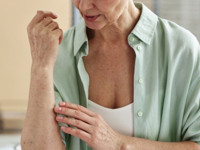 Choroby jelit, wątroby lub trzustki, które widać na skórze. Objawy są mylące