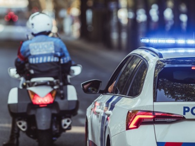 Funkcjonariusz macha czerwoną flagą? Tych znaków nie znają kierowcy