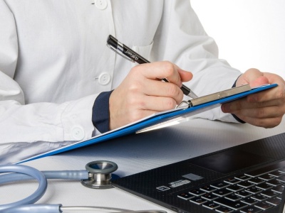 Tyle godzin pracował lekarz rekordzista z Sosnowca. 