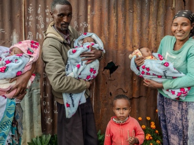 Urodziła trojaczki i rozpłakała się. Nie ze szczęścia, tylko z rozpaczy
