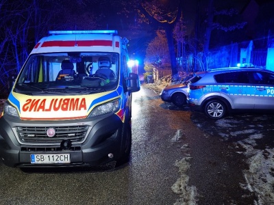 Z ostatniej chwili: Duże zadymienie w budynku. Policjanci wynieśli niepełnosprawnego męzczyznę – foto