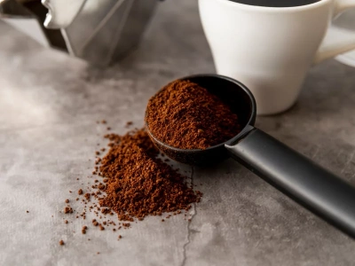 Zostają po kawie i lądują w koszu. A mogą uratować patelnię